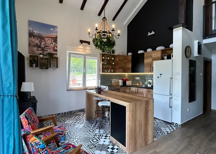 Дом отдыха Lola Hill House *